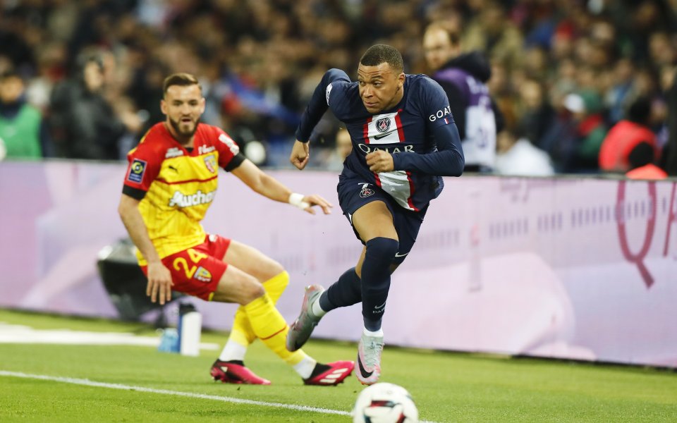 Френският шампион Пари Сен Жермен играе при срещу преследвача си Ланс