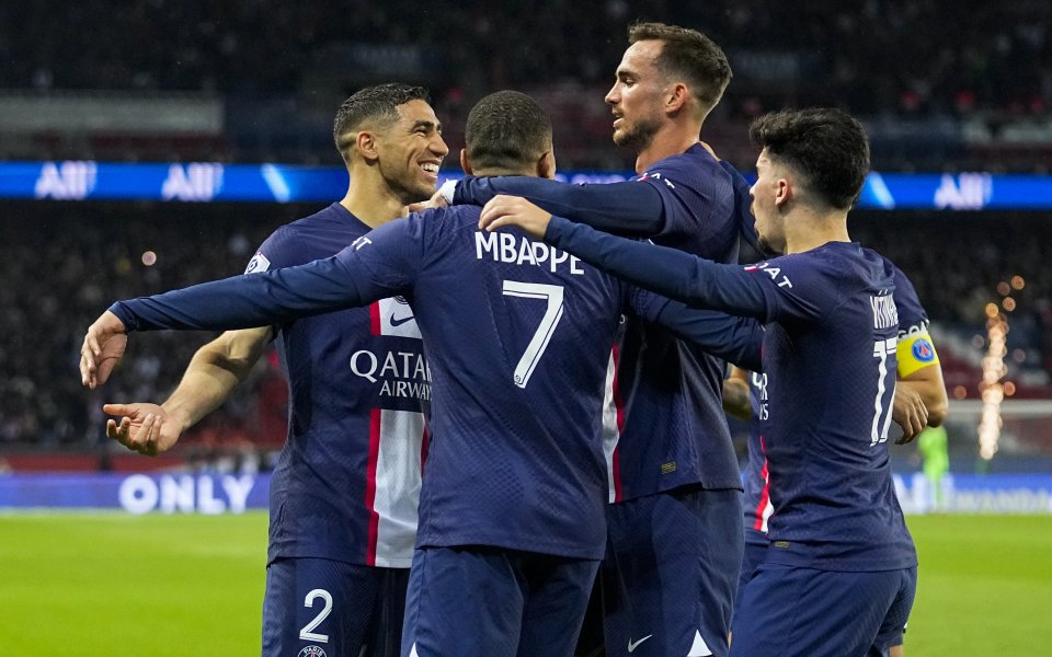 Френският шампион Пари Сен Жермен играе при срещу преследвача си Ланс