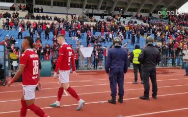 Вижте как футболистите и феновете на ЦСКА приеха равенството срещу