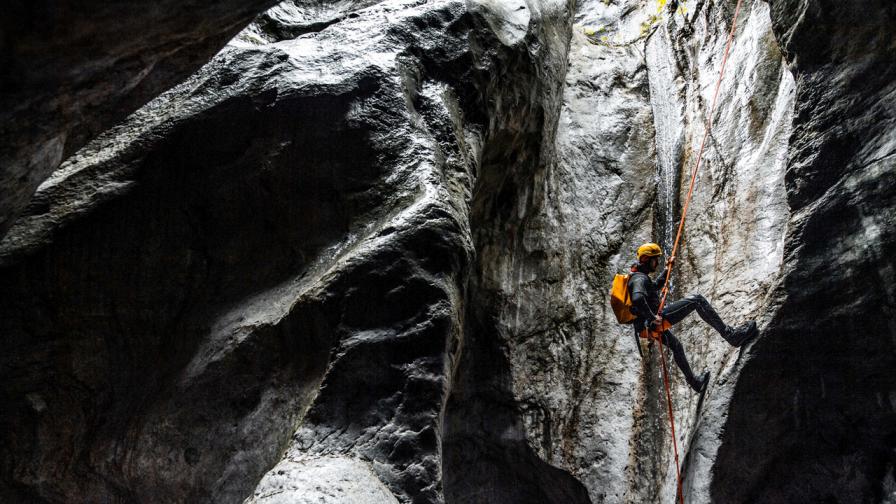 След 30 часа в пещера: Ранена жена бе спасена в Словения