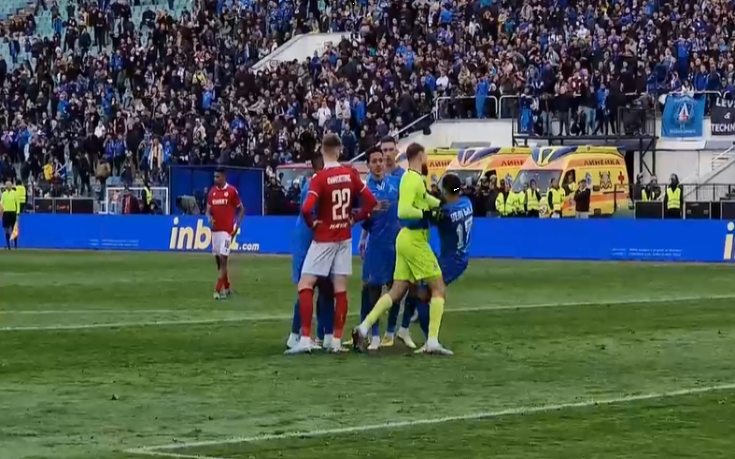 Препирня между Уелтън и Бусато преди дузпата за Левски