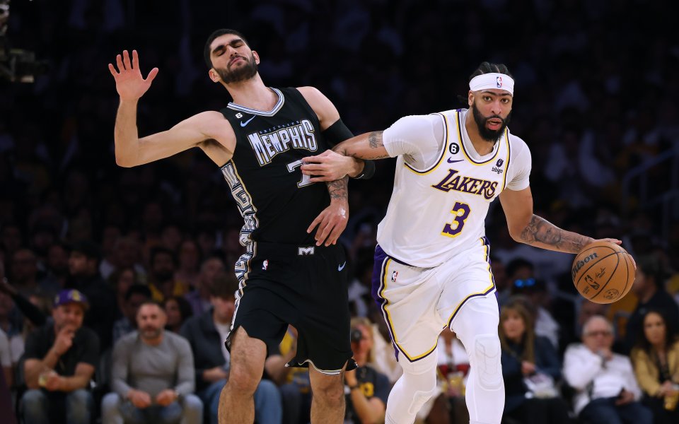 Лос Анджелис Лейкърс спечели домакинството си на Мемфис Гризлис със
