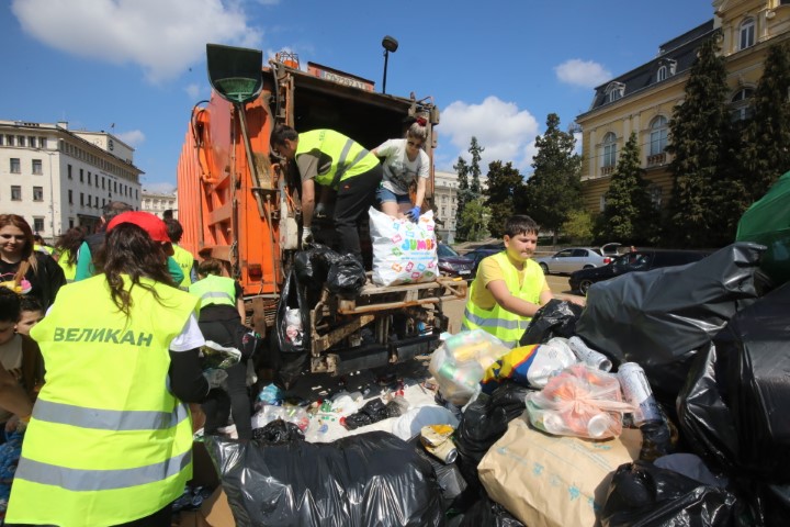 <p>Кампанията по предаване на пластмасови капачки се провежда на площад &bdquo;Княз Александър I Батенберг&rdquo;</p>