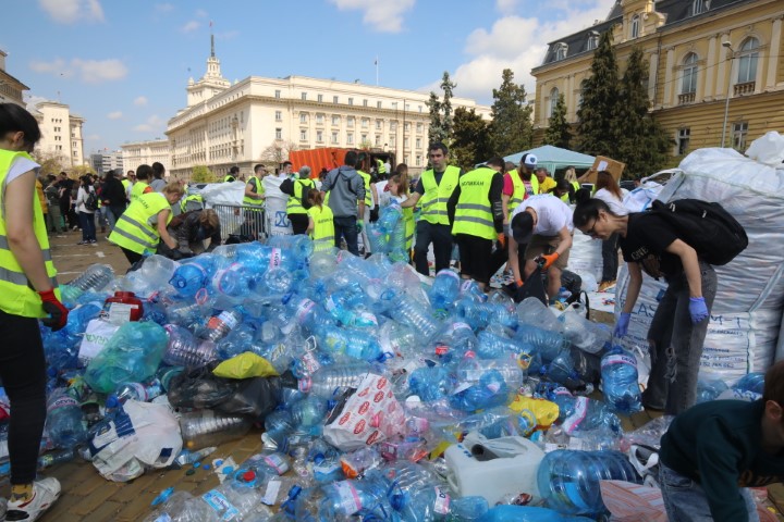 <p>Кампанията по предаване на пластмасови капачки се провежда на площад &bdquo;Княз Александър I Батенберг&rdquo;</p>