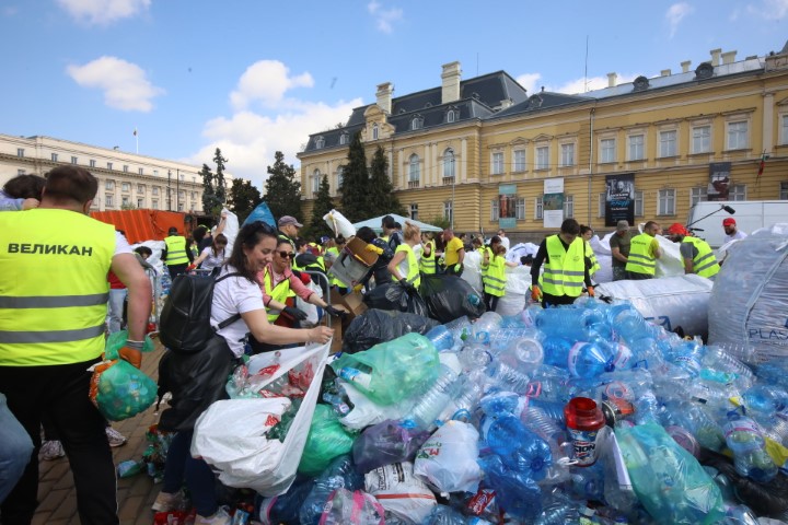 <p>Кампанията по предаване на пластмасови капачки се провежда на площад &bdquo;Княз Александър I Батенберг&rdquo;</p>
