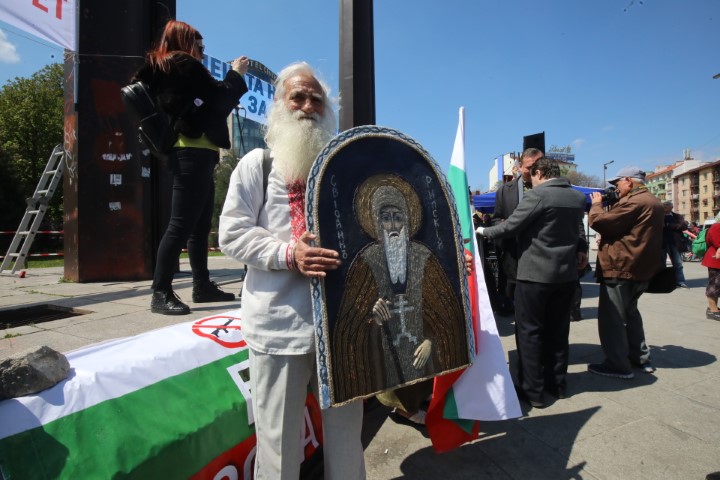 <p>Десетки хора се събраха пред НДК в София за петия &quot;Поход за мир&quot;. По време на похода ще се събират подписи за референдум срещу изпращането на оръжия за Украйна. Инициативата е на Български национален съвет за мир, &quot;Свободна и мирна България&quot;, &quot;Българският род обединен за децата&quot; и други организации. Те настояват страната ни да остане зона на мир и да не участва във военни конфликти.</p>