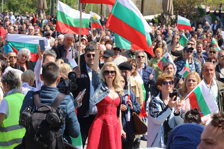 <p>Десетки хора се събраха пред НДК в София за петия &quot;Поход за мир&quot;. По време на похода ще се събират подписи за референдум срещу изпращането на оръжия за Украйна. Инициативата е на Български национален съвет за мир, &quot;Свободна и мирна България&quot;, &quot;Българският род обединен за децата&quot; и други организации. Те настояват страната ни да остане зона на мир и да не участва във военни конфликти.</p>