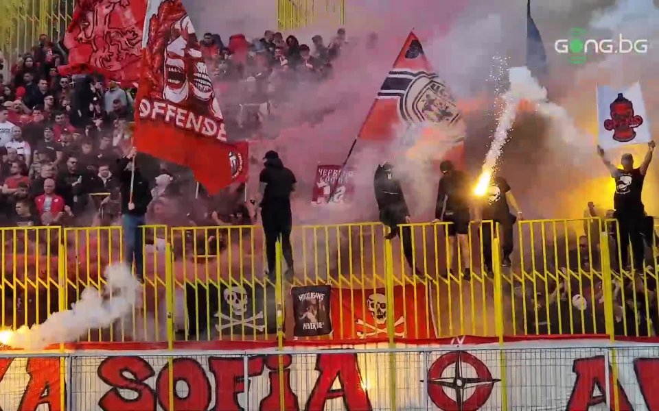 Червените привърженици запалиха факли и димки в Благоевград в хода