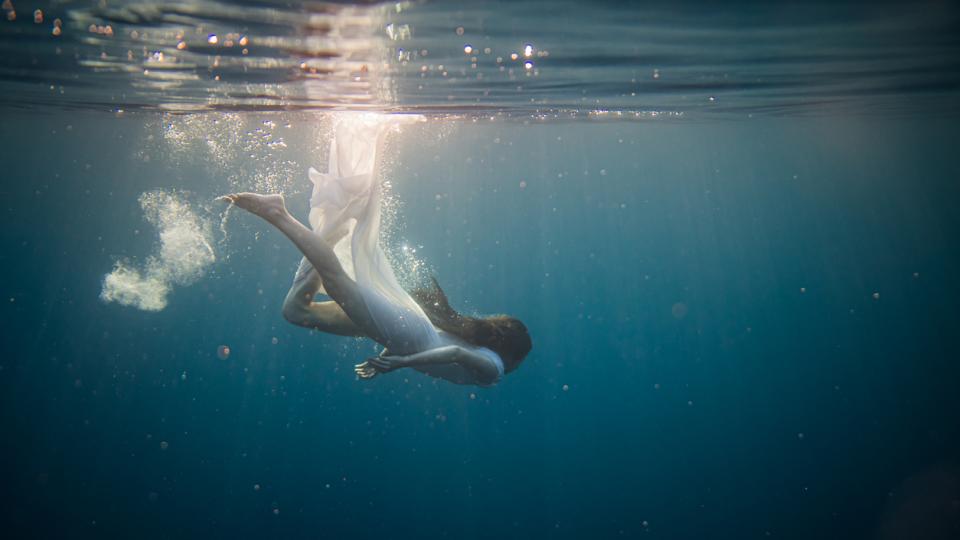 жена плува вода