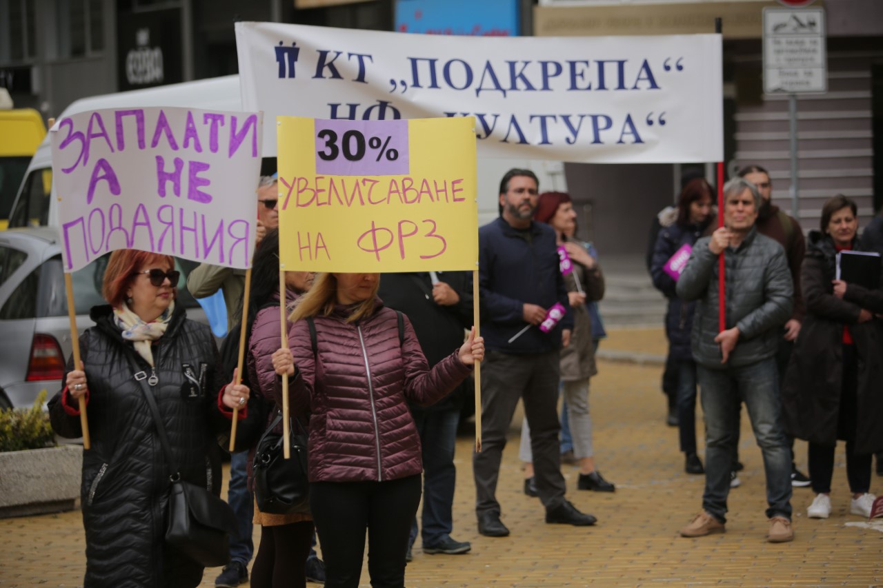 <p>В пространството пред сградата на Държавна агенция &bdquo;Архиви&ldquo; на ул. &bdquo;Московска&ldquo; 5 и площад &bdquo;Д-р Желю Желев&ldquo; се провежда протест на работещите в агенцията.</p>