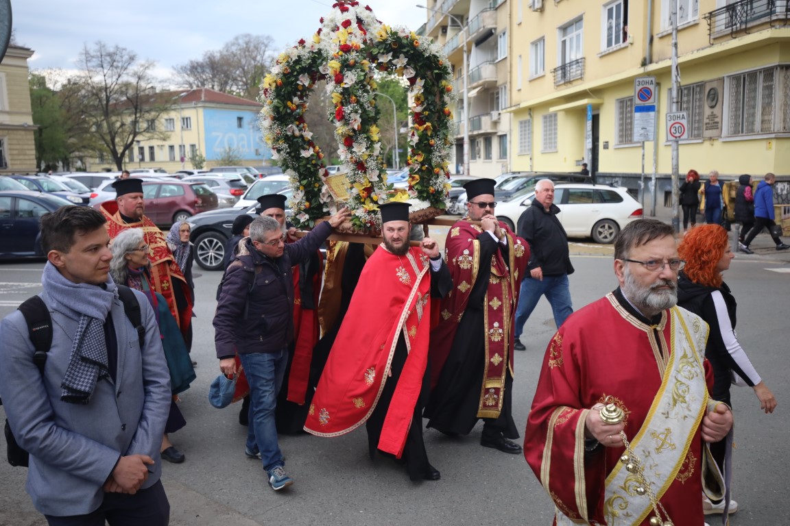 <p>Частица от мощите на свети Георги пристигна в София</p>