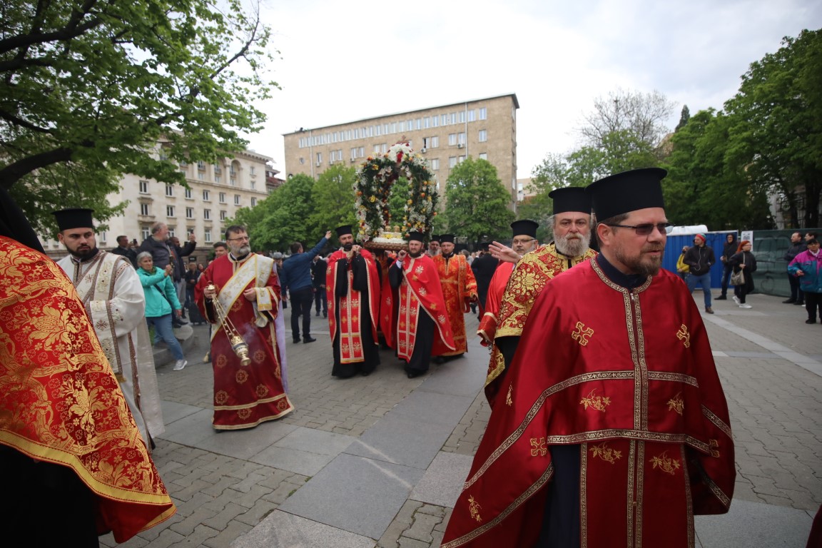 <p>Частица от мощите на свети Георги пристигна в София</p>