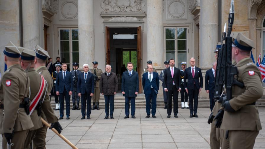 Министрите на отбраната от формата „Букурещ 9“ (Б-9)  обсъдиха във Варшава засилването на възпиращия и отбранителен потенциал на Алианса, укрепването на Източния фланг и оказваната помощ от НАТО и ЕС за изграждане на отбранителен капацитет на най-уязвимите страни-партньори - Република Молдова, Грузия и Босна и Херцеговина.