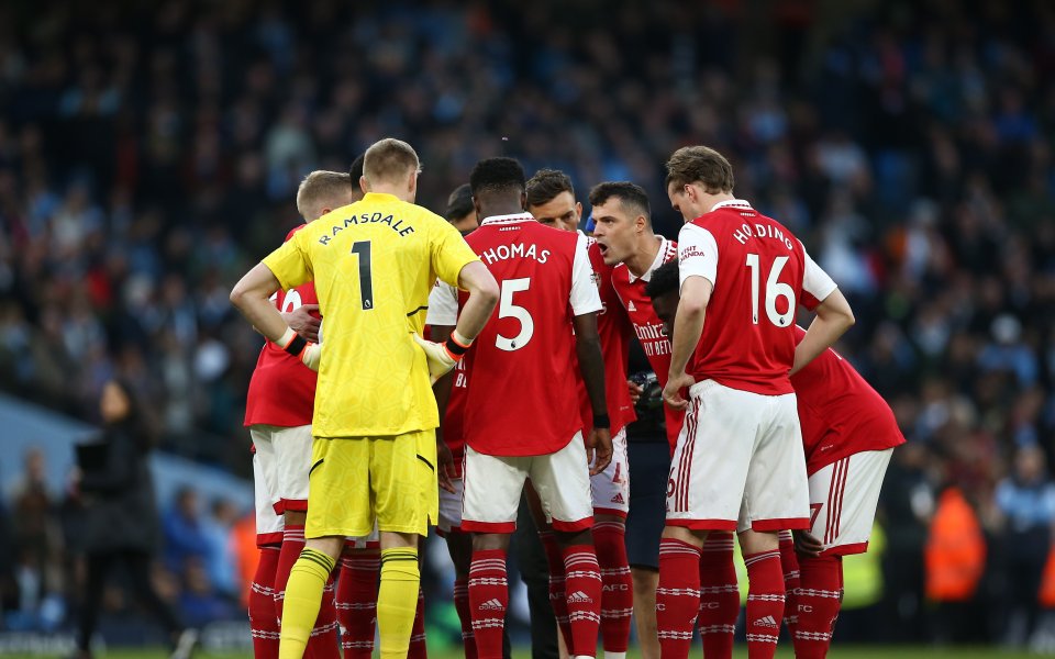 Преднината на Арсенал във Висшата лига продължава постепенно да намалява, но отборът