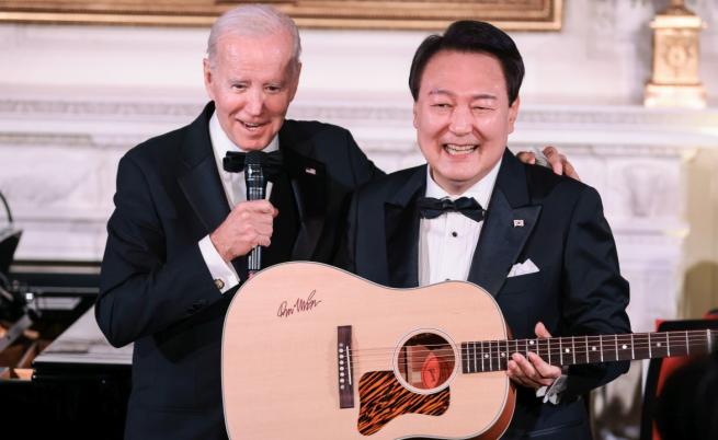  Байдън сподели на Юн, че не е имал никаква визия, че може да пее, а по-късно му подари китара с подпис от Дон Маклийн, който е създател на песента Американски къс. 