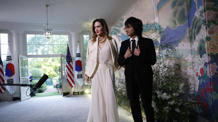 Анджелина Джоли и Мадокс на официална вечеря в Белия дом