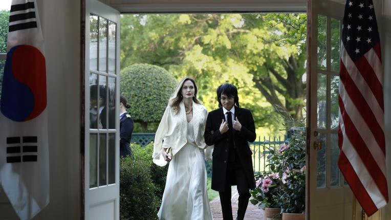 Анджелина Джоли и Мадокс на официална вечеря в Белия дом
