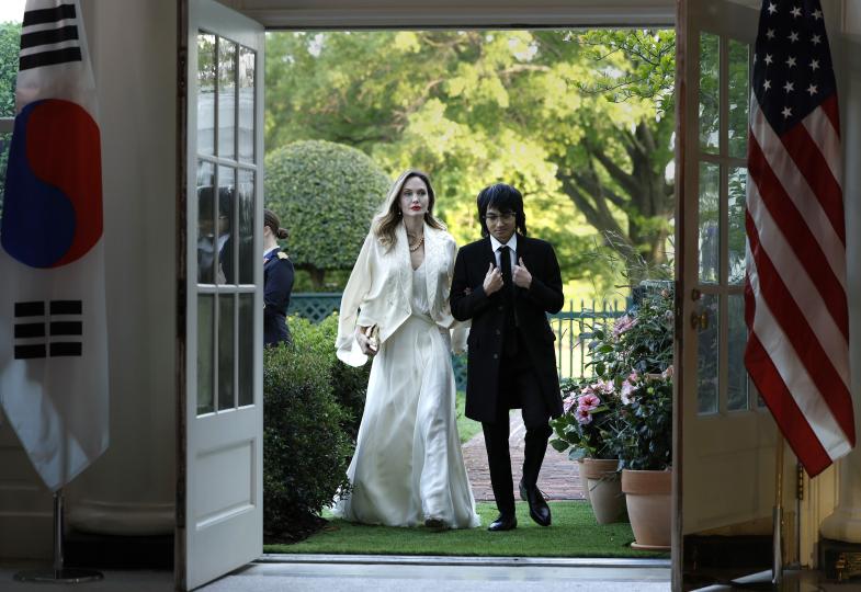 <p>Анджелина Джоли и Мадокс пристигат за държавна&nbsp;вечеря в Белия дом по случай посещението на южнокорейския президент&nbsp;Юн Сук-йол в САЩ</p>