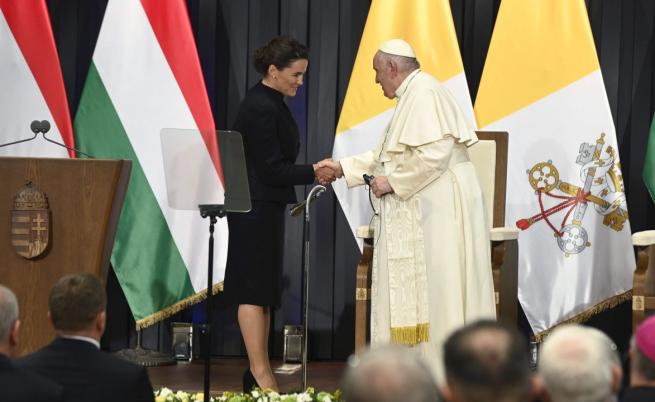 Папа Франциск се ръкува с унгарския президент Каталин Новак по време на среща с представители на властите, гражданското общество и дипломатическия корпус в бившия кармелитски манастир в Будапеща.