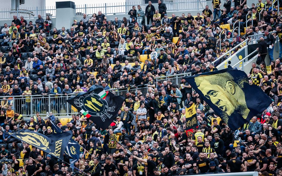 Точно в 20:00 часа отборите на Ботев Пловдив и Левски