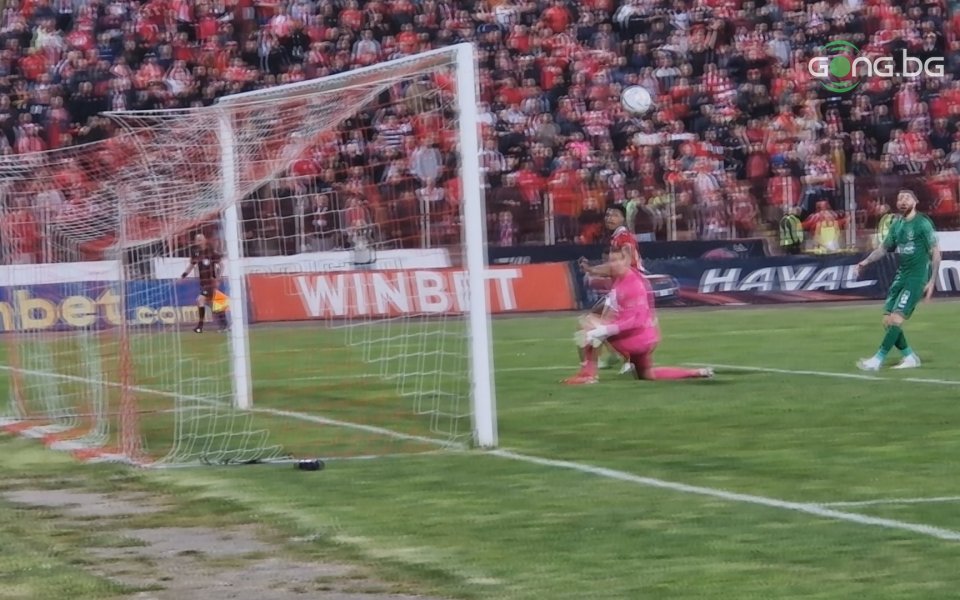 ЦСКА пропусна да поведе на Лудогорец в 27-ата минута. Тогава Иван