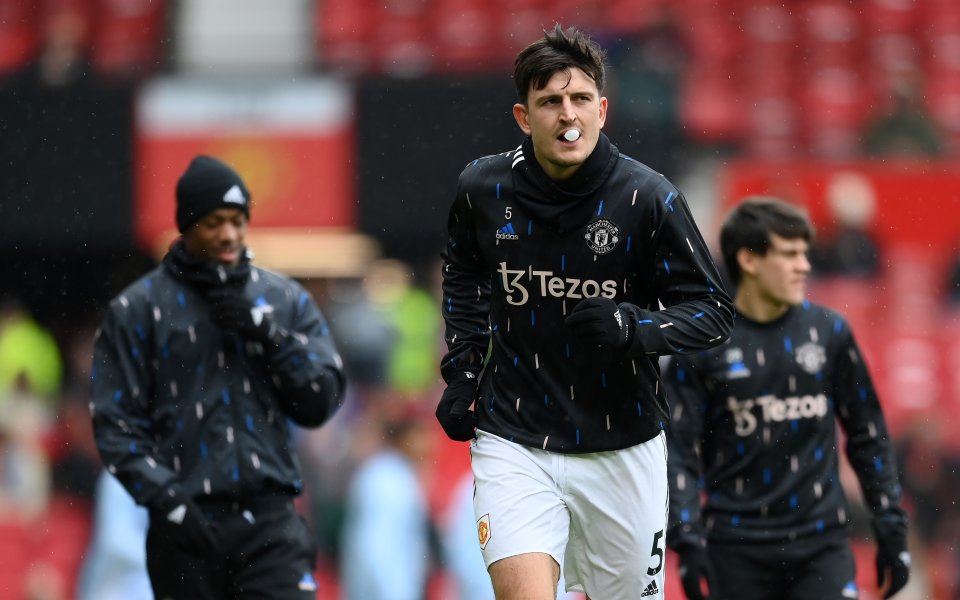 Хари Магуайър, който остава капитан на Манчестър Юнайтед преминава през