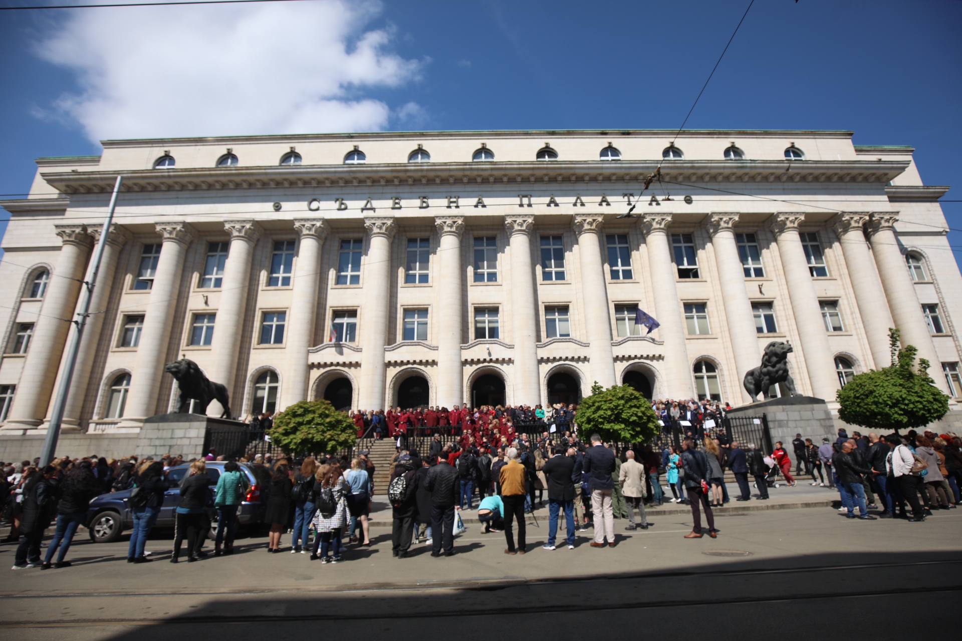 <p>Прокурори на протест заради атентата срещу Иван Гешев пред Съдебната палата в София</p>