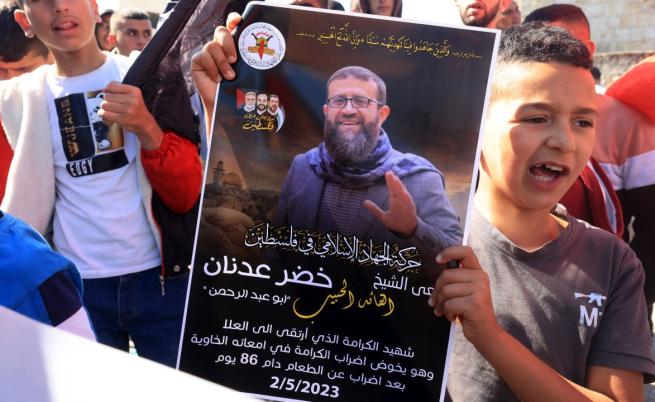 Дори деца излязоха да протестират в знак на траур за Хадер Аднан след като почина заради 87-дневна гладна стачка.