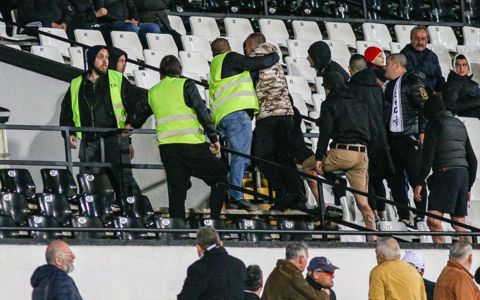 Меле на трибуните на Славия - Локомотив Пд