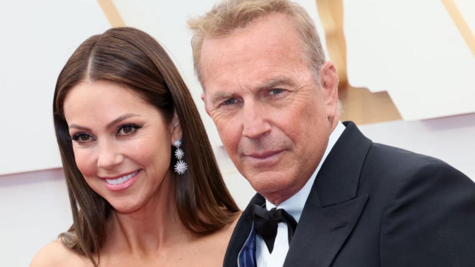 В понеделник съпругата на Кевин Костнър, Кристин, подаде молба за