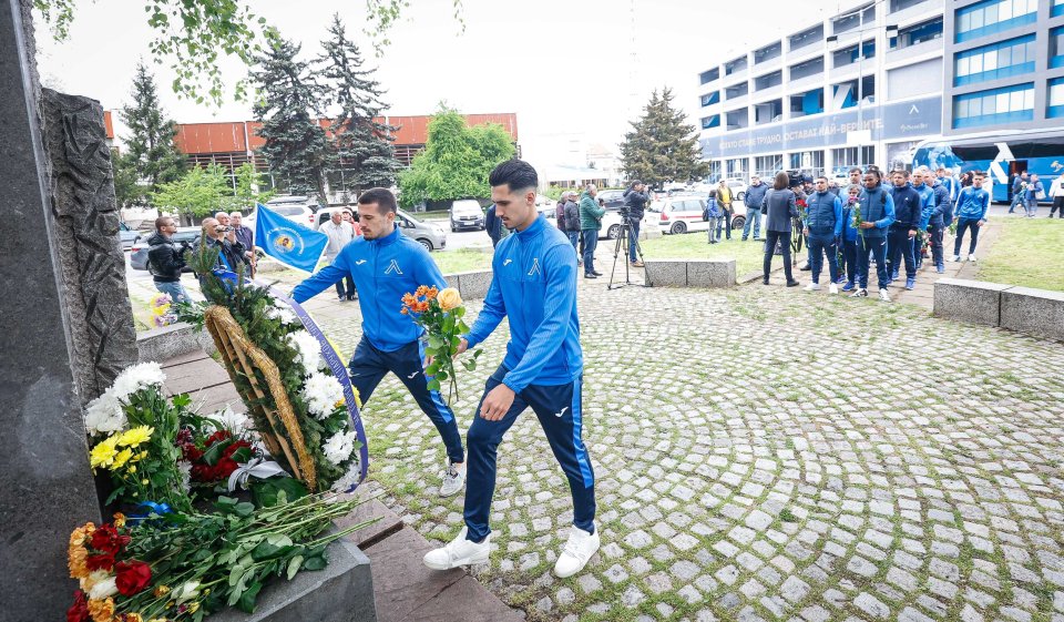 Поднасяне на цветя пред паметника на Гунди1