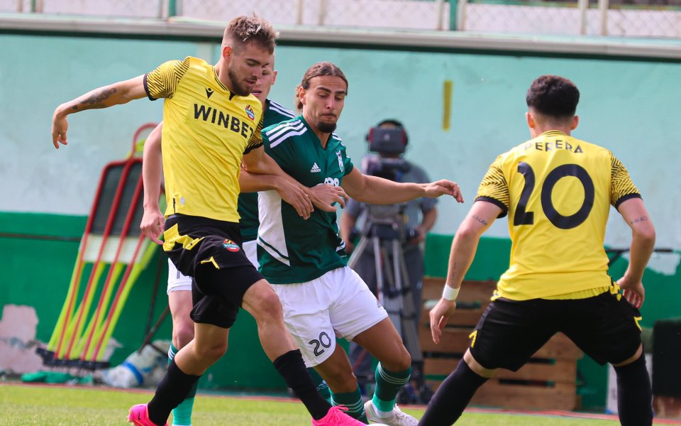 Отборите на Пирин и Ботев Пловдив играят при резултат 0:1