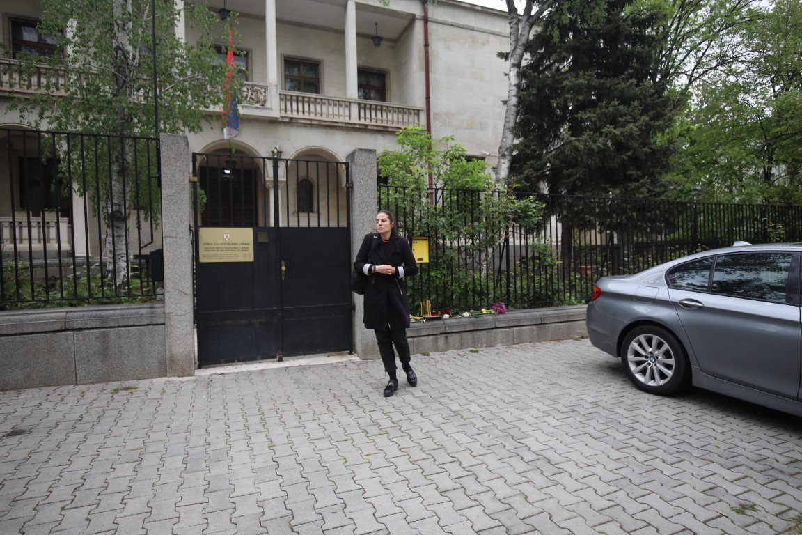 <p>Цветя пред посолството на Сърбия в София</p>