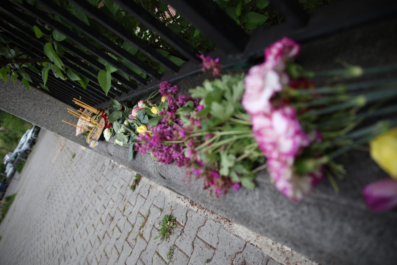 <p>Столичани положиха цветя пред посолството на Сърбия у нас в памет на загиналите при трагичните случаи през последните дни в западната ни съседка</p>