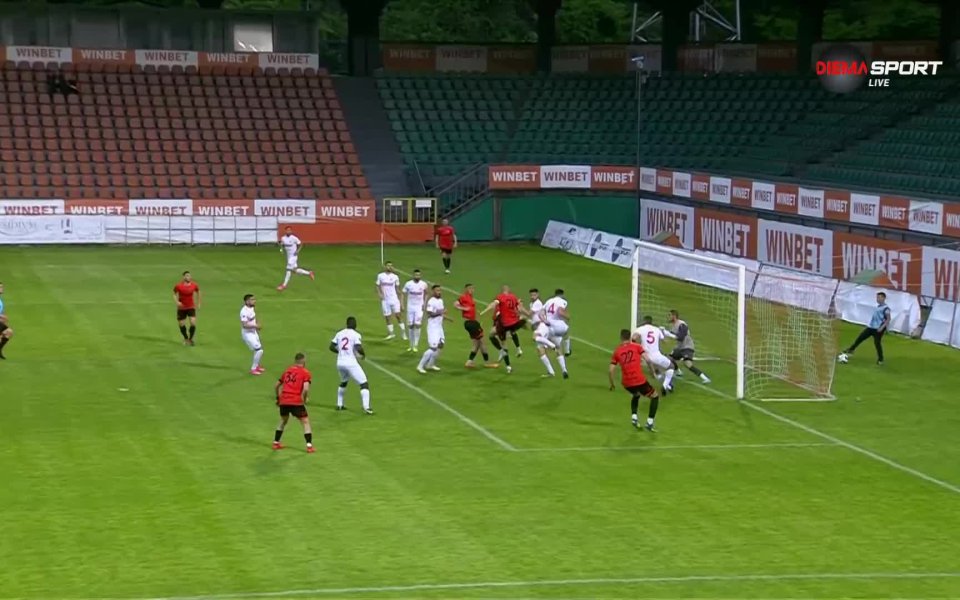 Домакините от ЛИтекс стартираха срещата с опит за натиск и