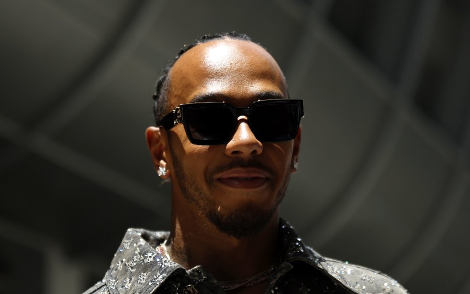 Люис Хамилтън намекна, че може да продължи кариерата си във