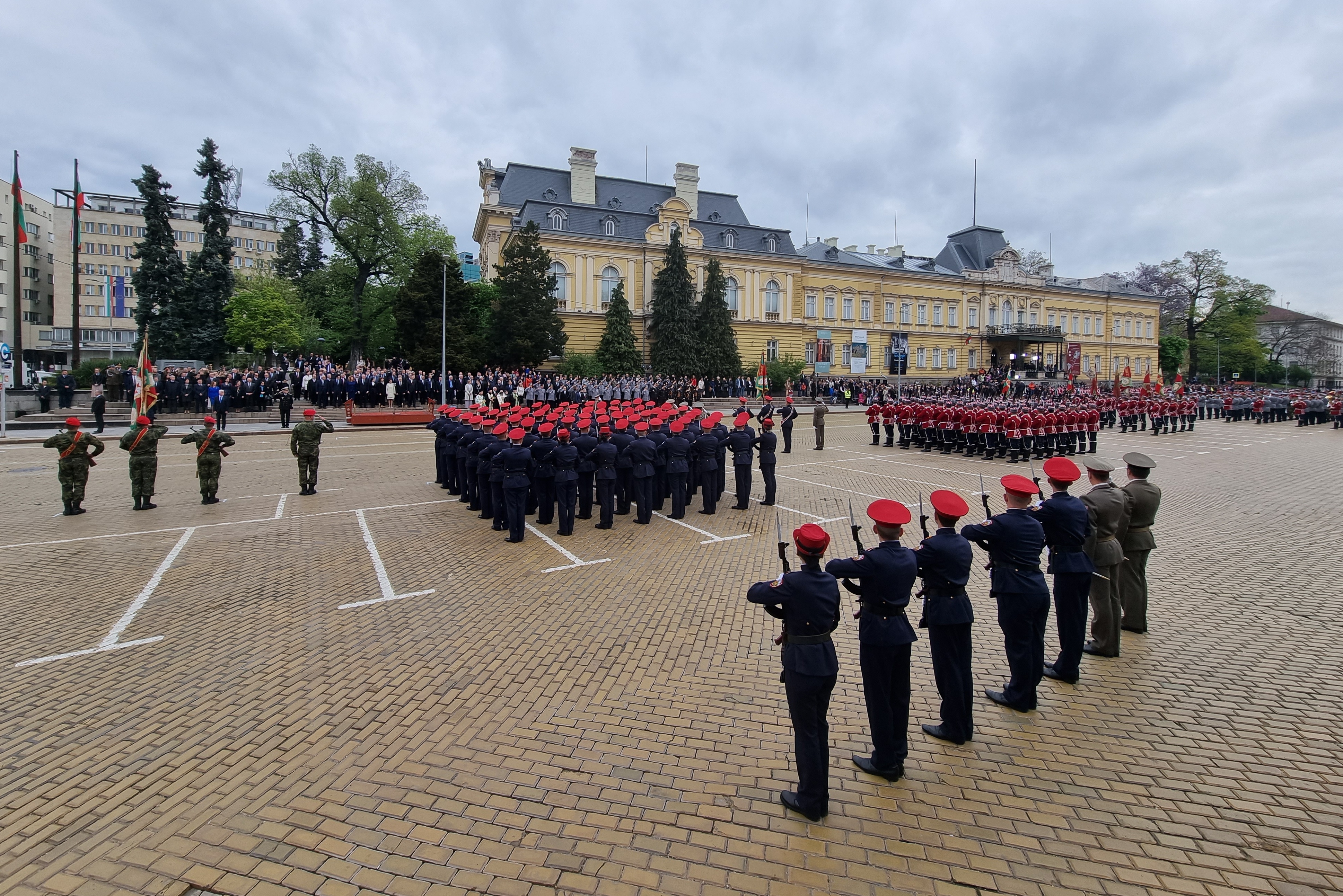 <p>Денят на храбростта и празник на Българската армия се отбелязва с водосвет на бойните знамена и знамената светини, и военен парад.</p>