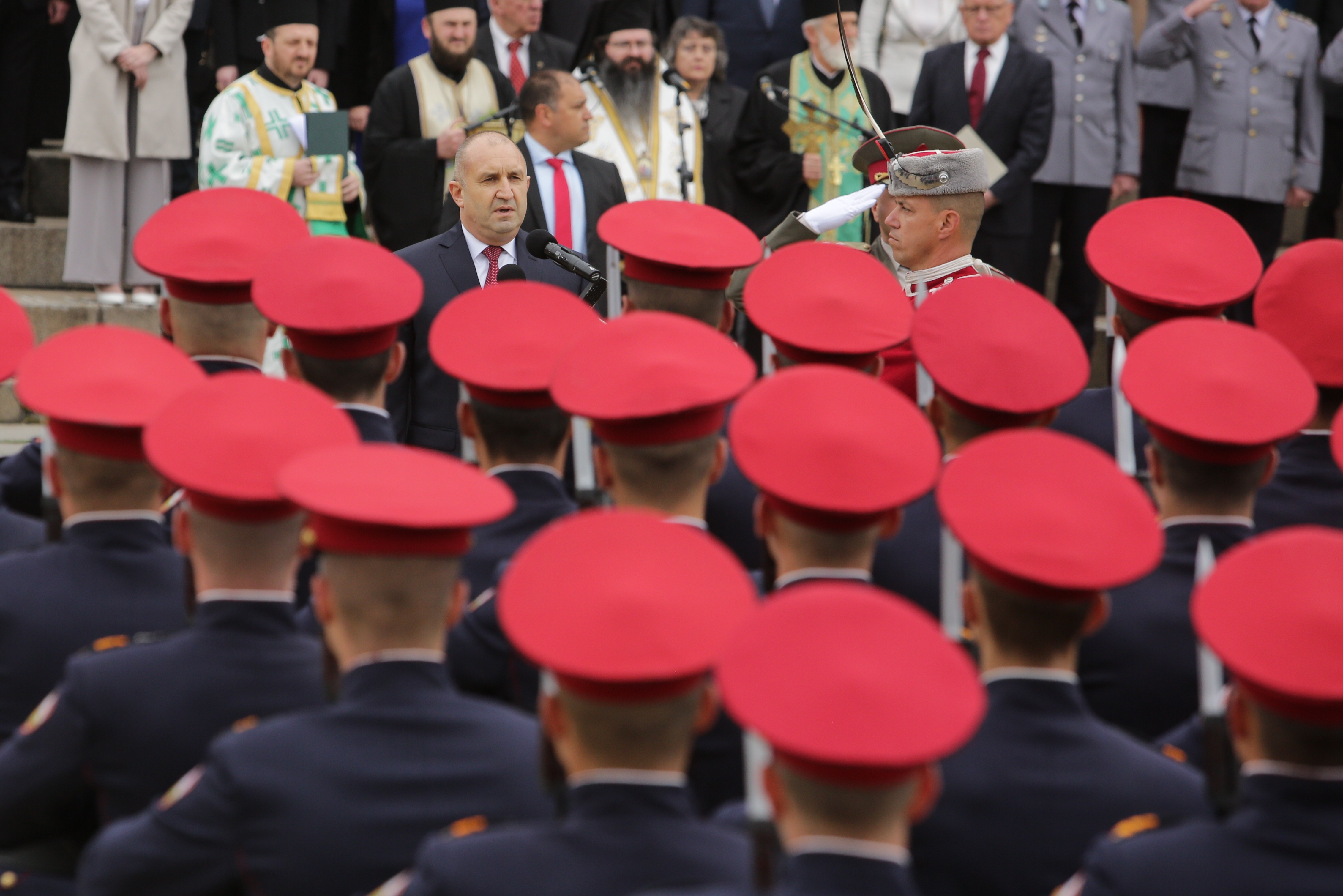 <p>Денят на храбростта и празник на Българската армия се отбелязва с водосвет на бойните знамена и знамената светини, и военен парад.</p>