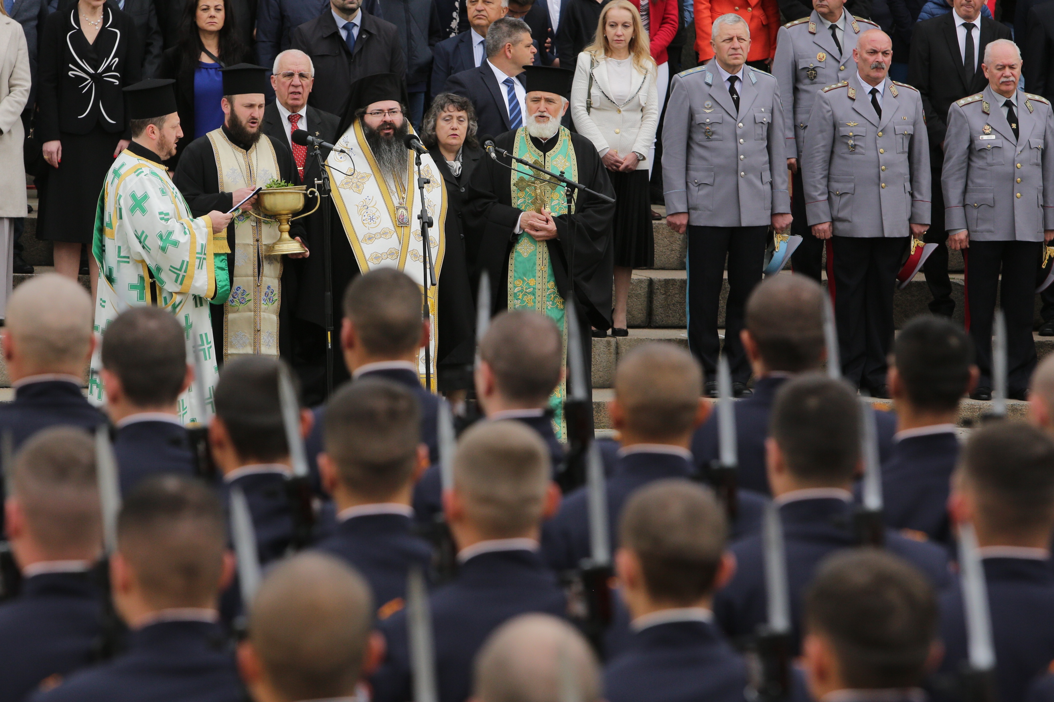 <p>Денят на храбростта и празник на Българската армия се отбелязва с водосвет на бойните знамена и знамената светини, и военен парад.</p>