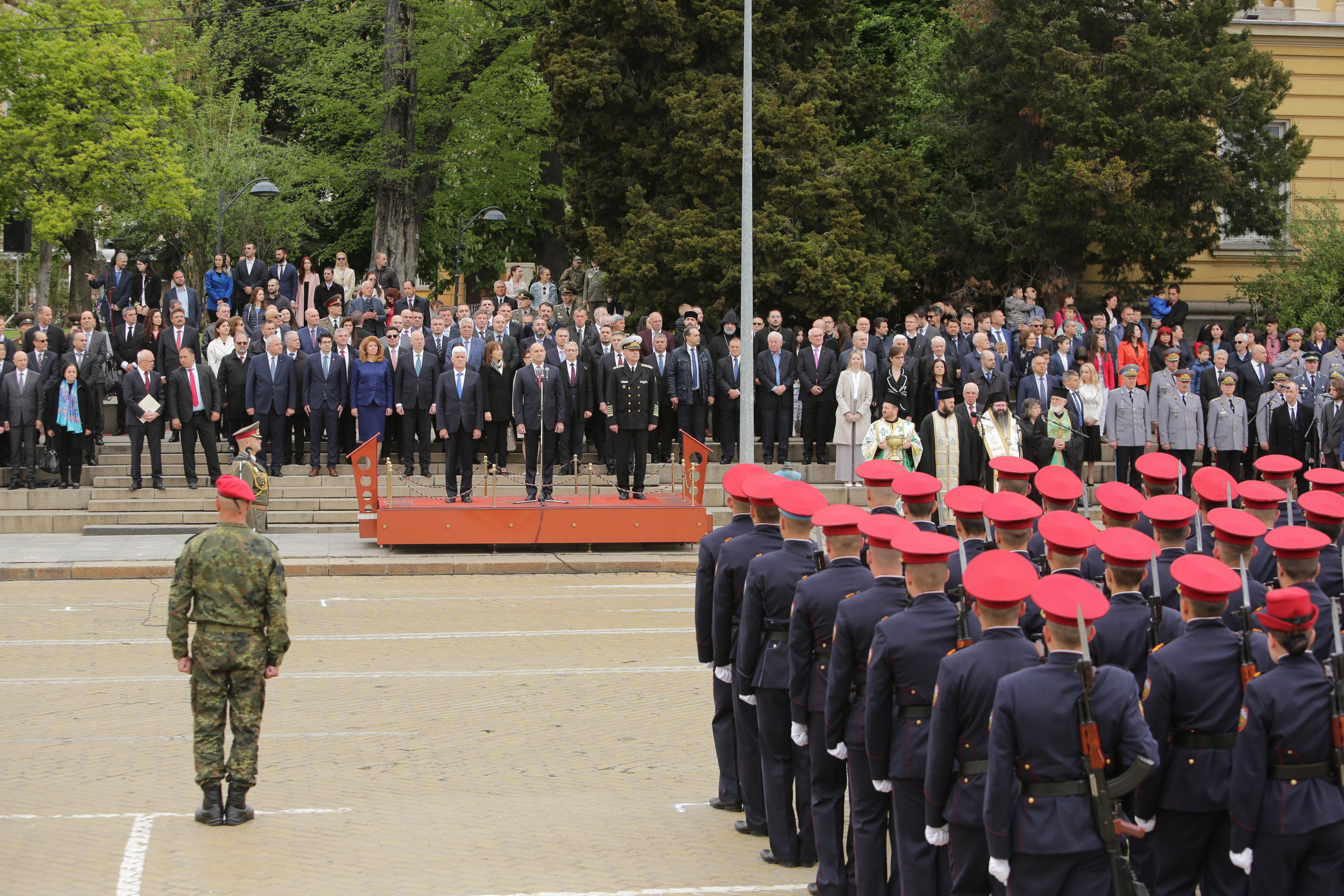 <p>Денят на храбростта и празник на Българската армия се отбелязва с водосвет на бойните знамена и знамената светини, и военен парад.</p>
