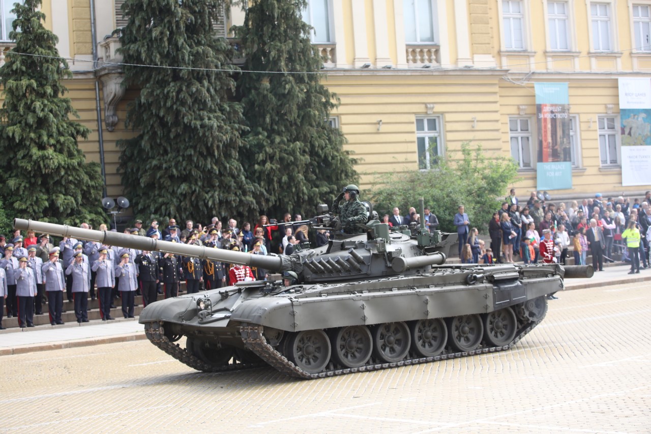 <p>Денят на храбростта и празник на Българската армия се отбелязва с водосвет на бойните знамена и знамената светини, и военен парад.</p>