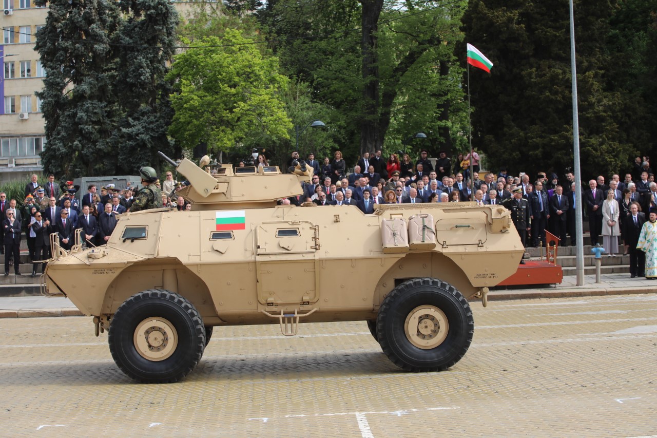 <p>Денят на храбростта и празник на Българската армия се отбелязва с водосвет на бойните знамена и знамената светини, и военен парад.</p>