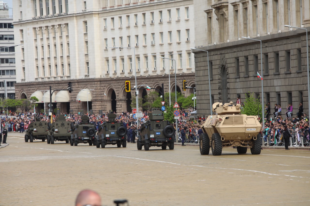 <p>Денят на храбростта и празник на Българската армия се отбелязва с водосвет на бойните знамена и знамената светини, и военен парад.</p>