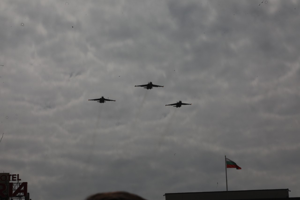 <p>Денят на храбростта и празник на Българската армия се отбелязва с водосвет на бойните знамена и знамената светини, и военен парад.</p>