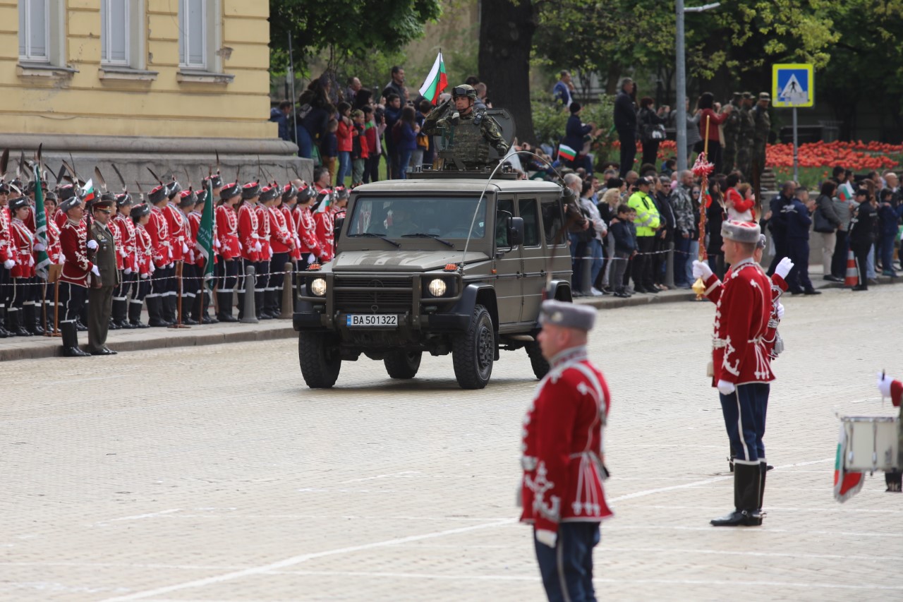 <p>Денят на храбростта и празник на Българската армия се отбелязва с водосвет на бойните знамена и знамената светини, и военен парад.</p>