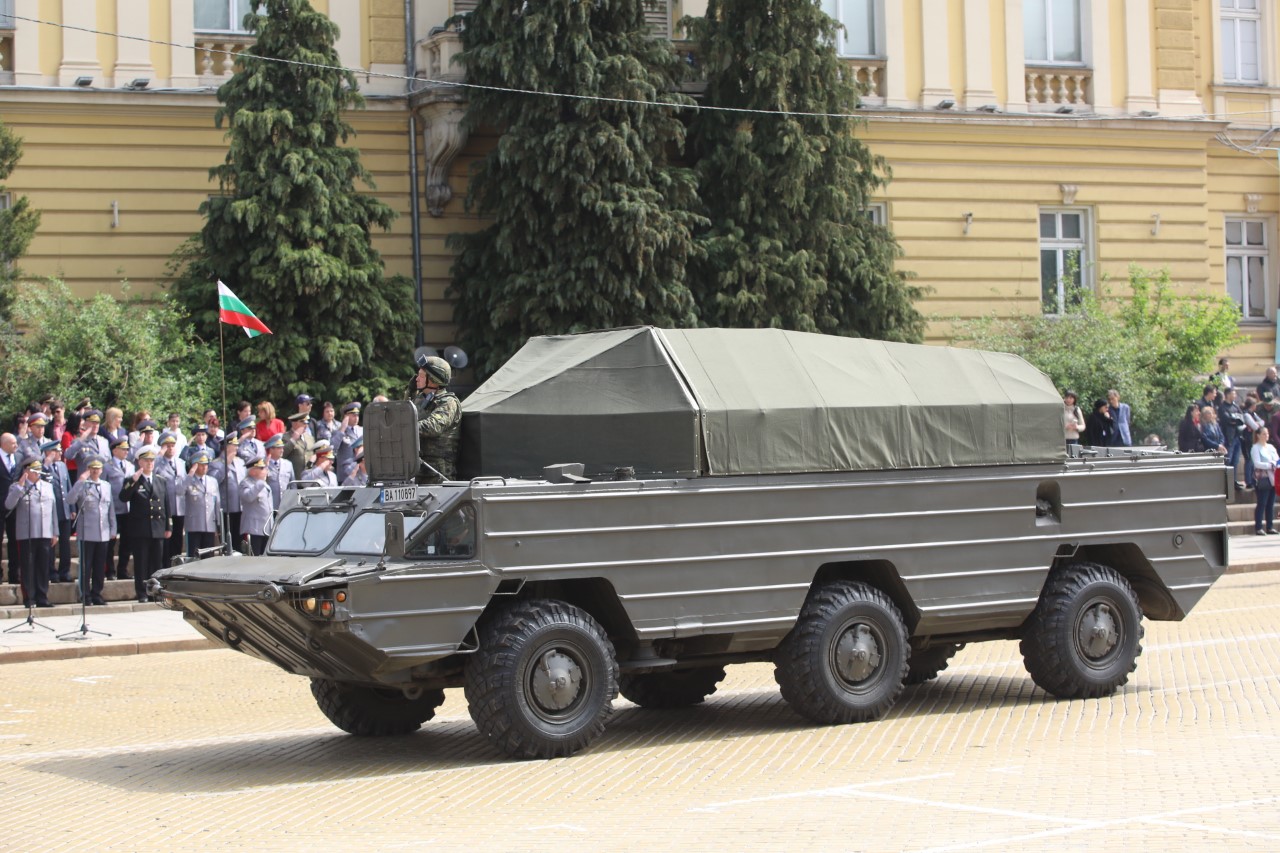 <p>Денят на храбростта и празник на Българската армия се отбелязва с водосвет на бойните знамена и знамената светини, и военен парад.</p>