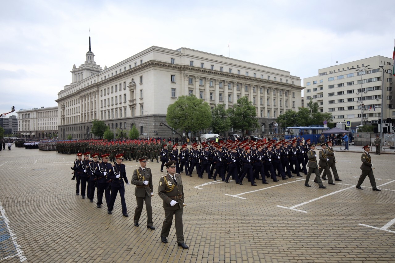 <p>Денят на храбростта и празник на Българската армия се отбелязва с водосвет на бойните знамена и знамената светини, и военен парад.</p>