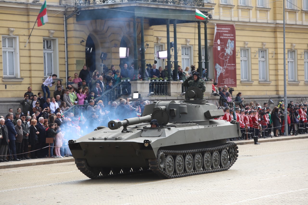 <p>Денят на храбростта и празник на Българската армия се отбелязва с водосвет на бойните знамена и знамената светини, и военен парад.</p>