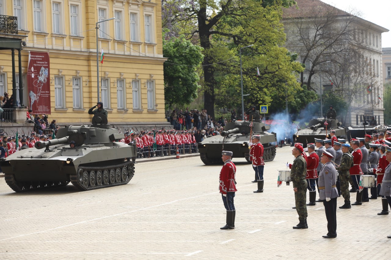 <p>Денят на храбростта и празник на Българската армия се отбелязва с водосвет на бойните знамена и знамената светини, и военен парад.</p>