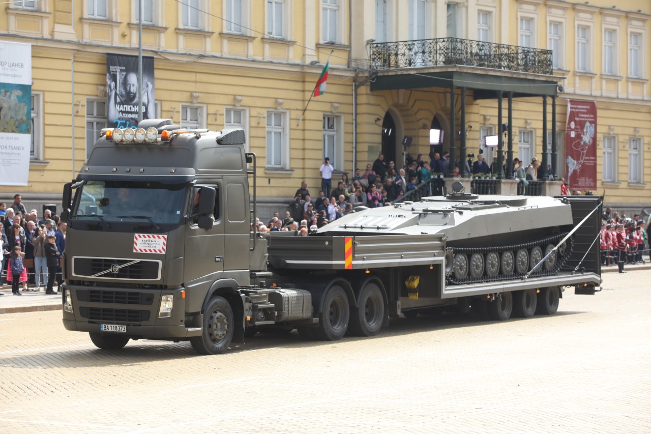 <p>Денят на храбростта и празник на Българската армия се отбелязва с водосвет на бойните знамена и знамената светини, и военен парад.</p>